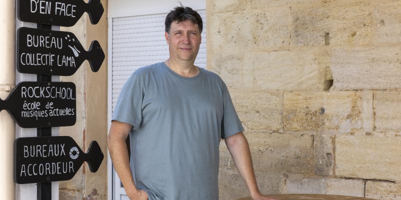 Fred Fenech devant L'Accordeur à Saint-Denis-de-Pile