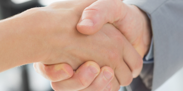 Poignée de mains entre 2 personnes