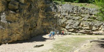 un groupe se prépare à grimper le mur naturel d'escalade à Frontenac
