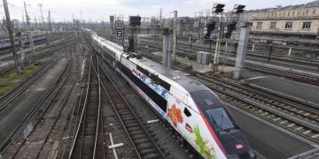 Le train LGV entre en gare de Bordeaux Saint Jean