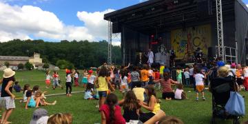 Scène principale du festival B&C pour les 3-11 ans