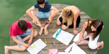 Groupe de jeunes réunis autour d'un projet