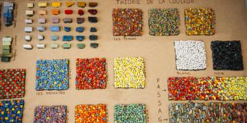 mosaïques disposées par couleur dans l'atelier d'Emilie Baudrais à Plassac