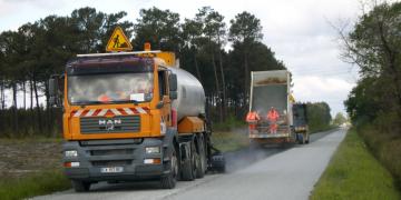 Deux camions de chantier en train de rénover une route