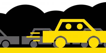 une voiture remplie grâce au covoiturage file sur sa voie dédiée tandis que les autres files sont embouteillées