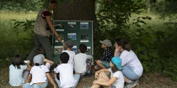 Echange entre une guide naturaliste et des enfants d'un club nature Gironde