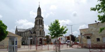 Le centre du village est alourdi de mobilier urbain en grand nombre - Saint-Louis-de-Montferrand 