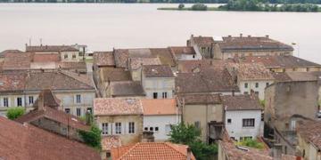 Les toitures de Bourg dessinent une ville compacte face au Bec d'Ambès 