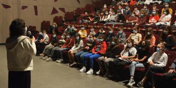 Céline Moiret, la directrice de l’Ekla avant que le rideau ne se lève devant le public de collégiens