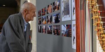 Guy Lescarret devant l'exposition des collègiens
