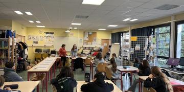 Photo d'ensemble d'une salle de classe au collège