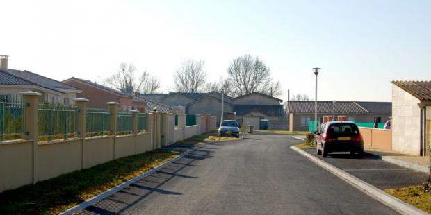 La ferme, dont on aperçoit les toitures au fond, a justifié ces constructions banalisantes et mal inscrites dans le paysage - Saint-André-de-Cubzac