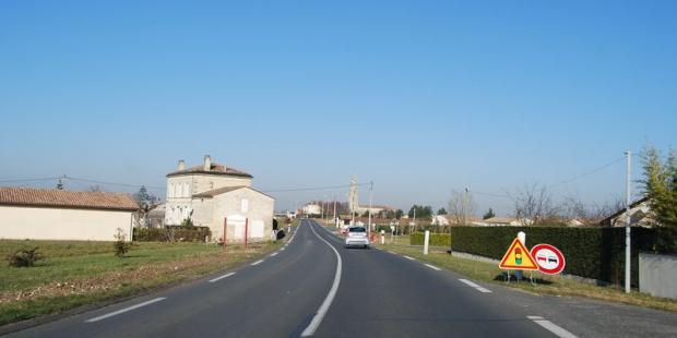 Les nouvelles constructions s'égrènent au bord de la route ; le hameau des Lurzines s'est construit autour d'une église isolée - Prignac-et-Marcamps 
