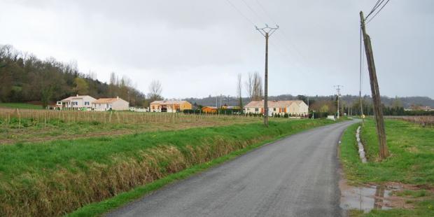 A l'est du bourg principal, quelques pavillons occupent d'anciennes terres viticoles en pied de coteau - Pessac-sur-Dordogne 