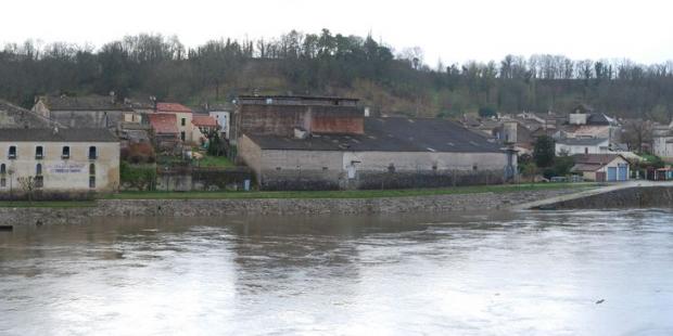 Les bâtiments et les quais avec leurs larges cales forment ici un beau front sur le fleuve - Pessac-sur-Dordogne