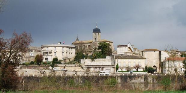 La silhouette de la ville vue depuis la rive gauche - Castillon-la-Bataille