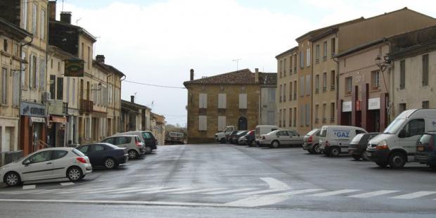 Une voirie très large, de nombreux stationnements, mais presque aucune place pour le piéton en plein centre-ville - Castillon-la-Bataille 