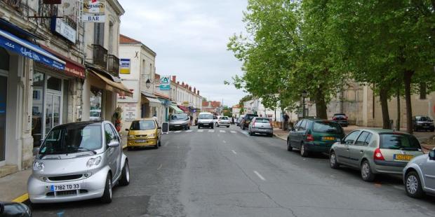 Le centre du bourg, bien constitué, semble très vivant - Saint-Vivien-de-Médoc 