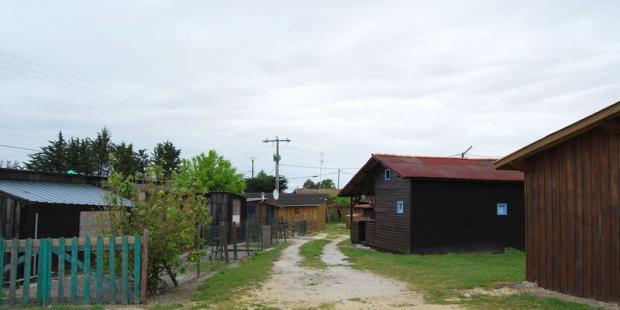 Cet assemblage hétéroclite de cabanes, incongru au cœur des marais, jouxte le port - Saint-Vivien-de-Médoc 