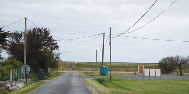 La digue barre l'horizon vers l'est, ne laissant rien deviner du paysage de l'estuaire - Saint-Vivien-de-Médoc 