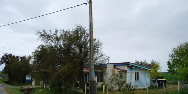 Quelques habitations occupent une position très sensible, juste en retrait de la digue - Saint-Vivien-de-Médoc