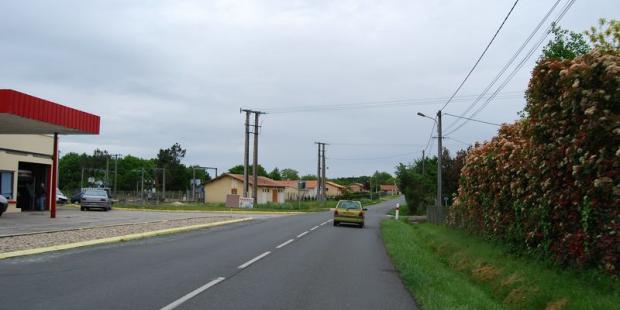 Les pavillons s'alignent sans cohérence au long des routes - Saint-Vivien-de-Médoc