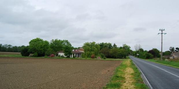 Les constructions récentes dépassent le territoire du bourg et empiètent sur l'espace agricole - Civrac-Médoc 