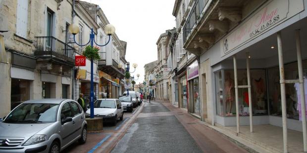 Les voitures consomment la majeure partie de l'espace public dans les petites rues du centre - Lesparre-Médoc