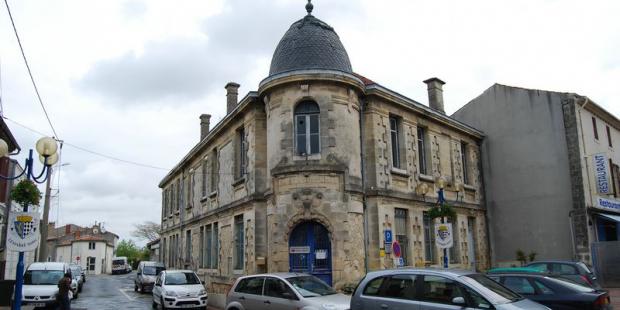 De beaux bâtiments en pierre calcaire constituent un patrimoine de qualité, ici la Poste - Lesparre-Médoc