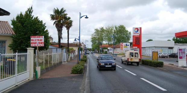 Au long de la D1215, forte circulation et grandes surfaces commerciales déqualifient les franges du bourg - Lesparre-Médoc 
