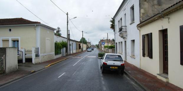 Entre Lesparre et Saint-Trélody, la ville s'est étendue jusqu'à former un corridor de façades continues - Lesparre-Médoc