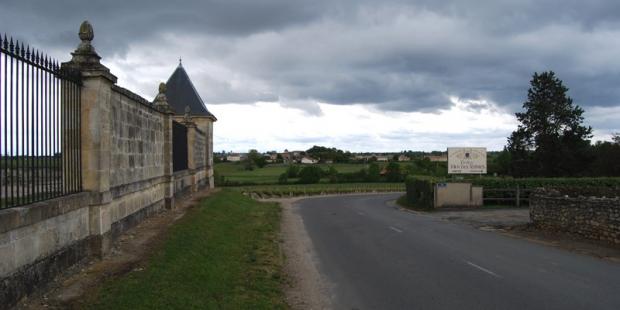 Le mur du parc, sur la crête, valorise le paysage viticole et doit être protégé - Saint-Estèphe