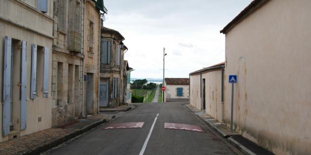 Les villages s'implantent au sommet des coteaux : ici, la rue principale de Saint-Estèphe ouvre une perspective vers les marais et l'estuaire en contrebas - Saint-Estèphe 