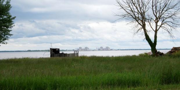 Architecture minimale des berges, la cabane à carrelet fait ici face à l'imposante silhouette de la centrale nucléaire du Blayais - Saint-Estèphe