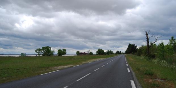 Les abords de la RD2E2 ne proposent pas de circulations douces, et aucun alignement n'accompagne ce tronçon - Saint-Estèphe 