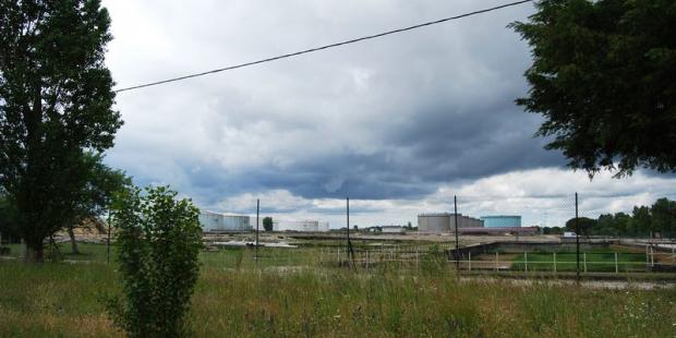 Les installations pétrolières jouxtent l'axe de communications majeur qu'est l'estuaire - Saint-Estèphe 