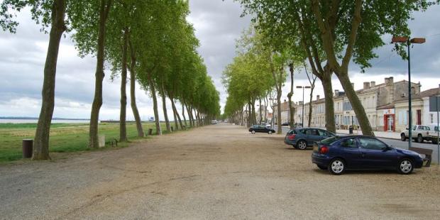 La berge herbeuse, le mail plantée, et la large voie de circulation offrent un vrai potentiel pour aménager les quais de Pauillac, aujourd'hui peu valorisés - Pauillac 