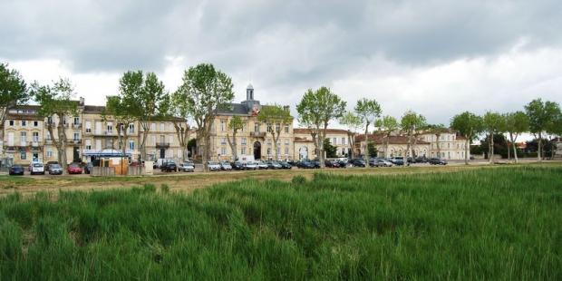 Le front bâti de Pauillac offre une vraie ambiance urbaine en berges de la Gironde, formant une belle façade continue - Pauillac