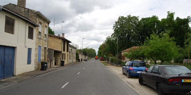 Le piéton ne dispose que de très peu d'espace - Saint-Laurent-Médoc