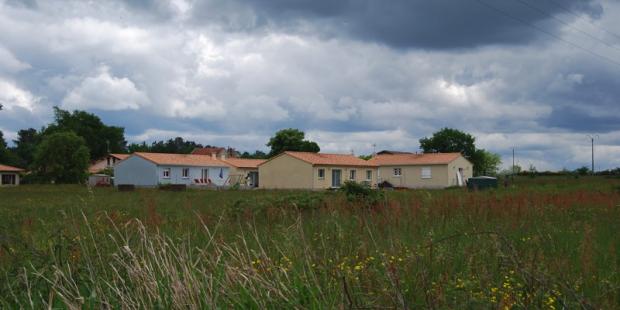 Cette extension banalisante ne s'inscrit pas dans la lisière boisée qui la borde - Donnissan 