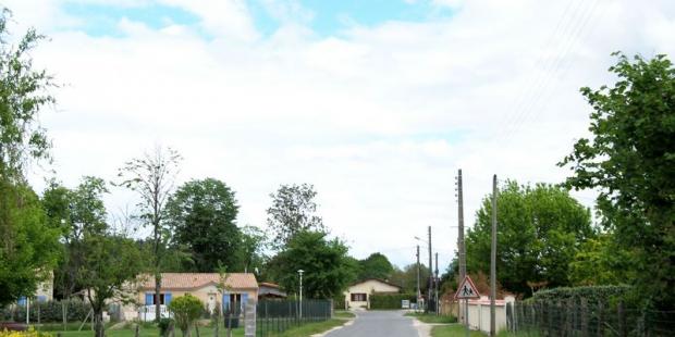 L'urbanisation se mêle à la forêt, formant des lisières complexes, comme ici à Donissan, en limite nord de la clairière - Listrac-Médoc 