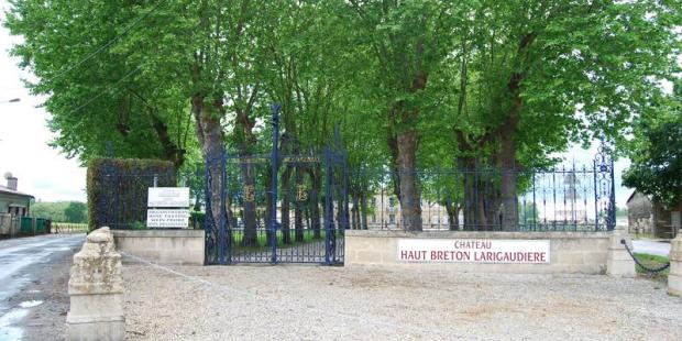 En limite de bourg, le Château Haut-Breton-Larigaudière marque la silhouette du village par son architecture et son parc - Soussans 