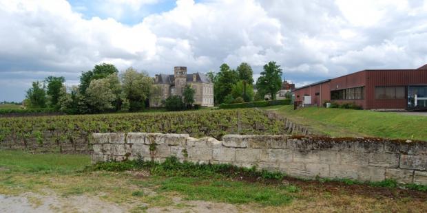Le bâtiment d'activité récent visible à droite dévalorise le paysage du château en contrebas - Margaux