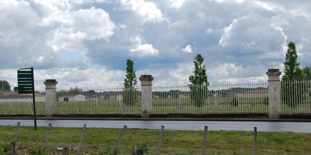 Les clôtures de certains domaines laissent passer le regard et percevoir vignes et bâti - Margaux