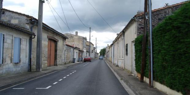 Les façades sont continues dans cette rue au centre du village, l'espace dévolu aux piétons est réduit au minimum - Macau