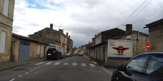 La majorité de l'espace est dédié à la voiture, les trottoirs sont très étroits et le végétal ne trouve pas sa place - Macau