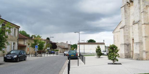 L'aménagement du cœur de village, très soigné, a une connotation plutôt urbaine - Ludon-Médoc