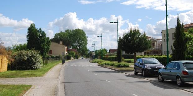 Les aménagements de l'espace public évoquent un paysage de banlieue - Ludon-Médoc 