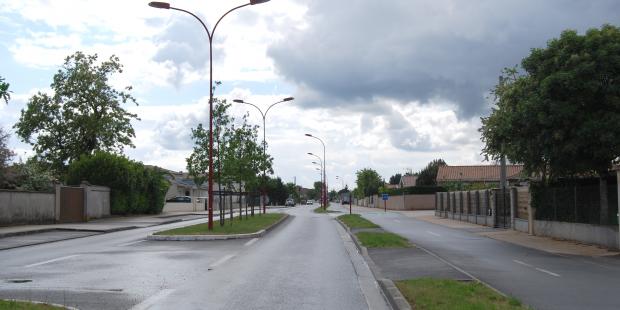 La mise en place de pistes cyclables et de plantations améliorent le confort des usagers, mais l'image de la voie, en bordure des marais, reste très urbaine - Parempuyre 