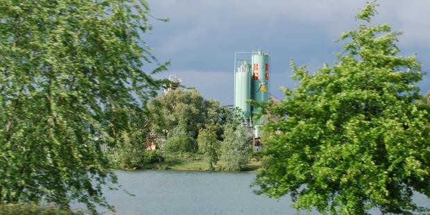 Etang et équipements industriels à inscrire dans le paysage des marais - Blanquefort 